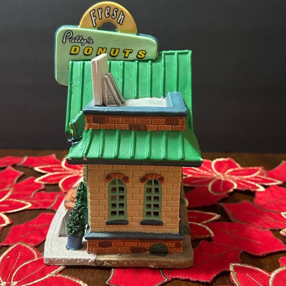 Lemax Patty's Donuts Building - Picture 5 of 12